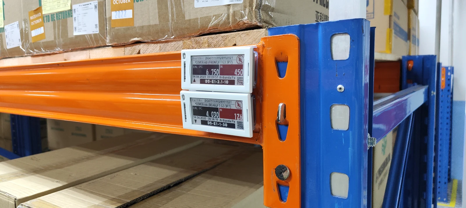 Actual DIGI InfoTags on the warehouse rack show part numbers, material quantities and date/time records.